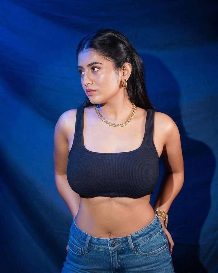 Rashi Singh-hot51